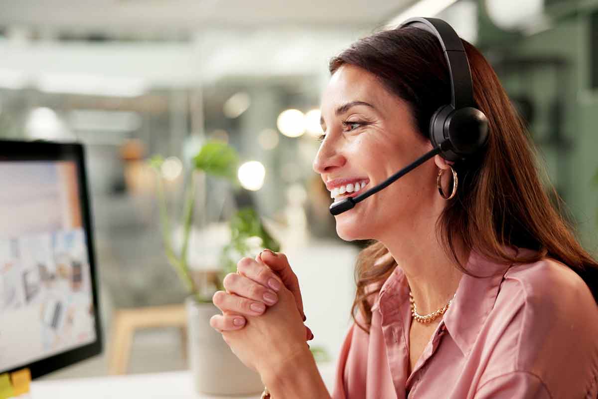 Frau am Telefon